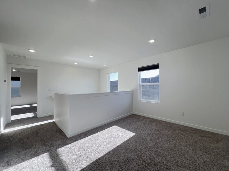Building Photo - 441 W Learmont St