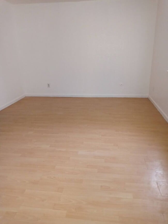 Building Photo - Affordable Home With Large Back Yard