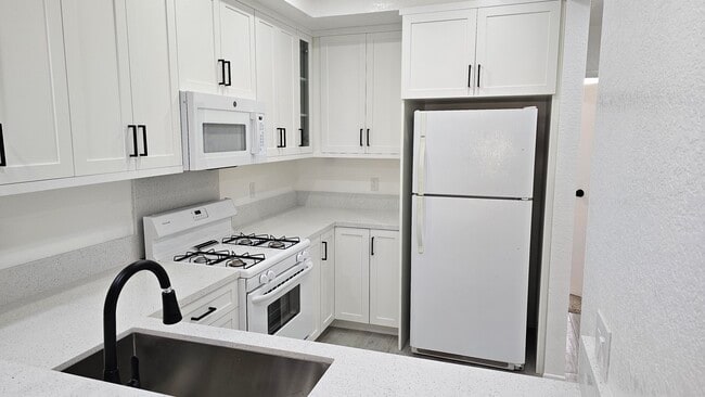 Building Photo - 2601 S Broadmoor Dr