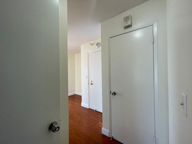 Building Photo - One bedroom Condo w/ Partial Water View Av...