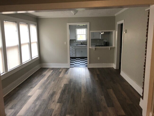 Building Photo - Cute 2 bed, 1 1/2 bathroom house in betwee...