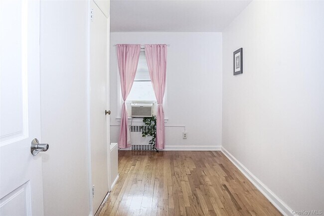 Building Photo - 121 Manhasset Ave