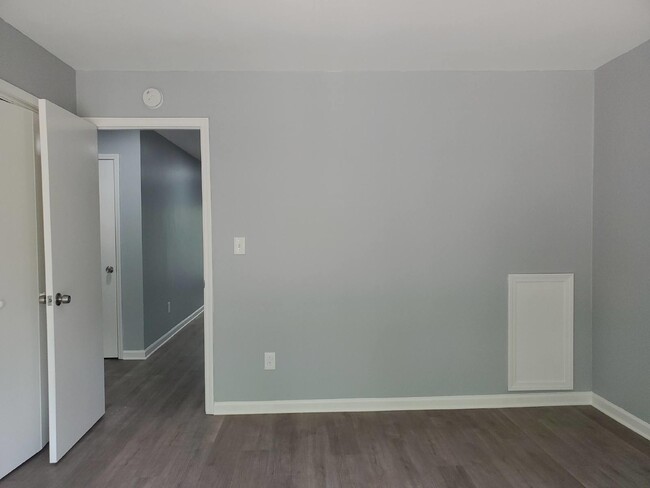 Building Photo - 1/2 off 1st months Rent move in special!!!...