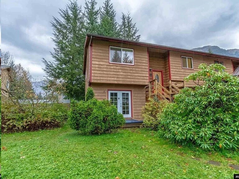 Path to driveway parking - 8535 Steep Pl