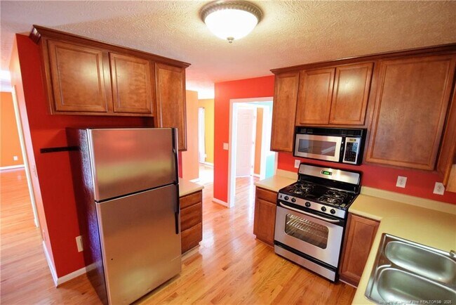 Building Photo - 324 Roundtree Dr