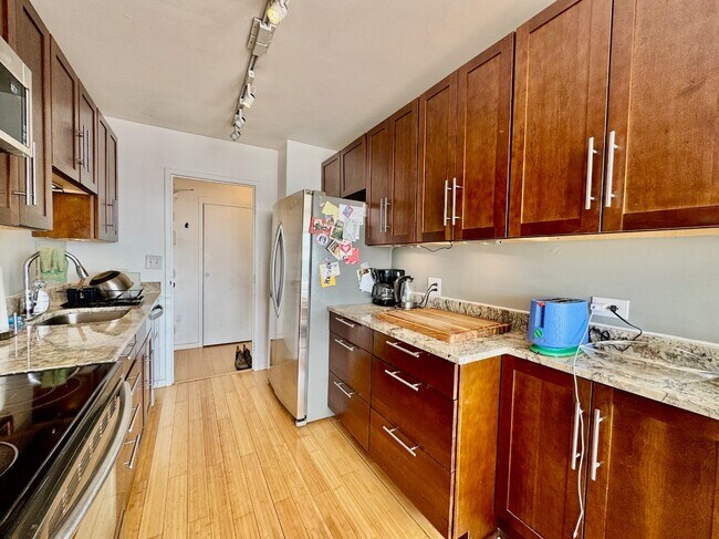 Building Photo - Bright, Spacious 2BR/2BA in Edgewater Beach!