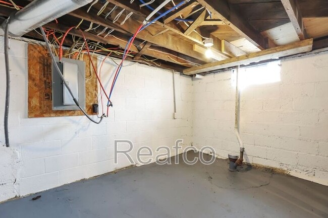 Building Photo - 448 N Champion Ave
