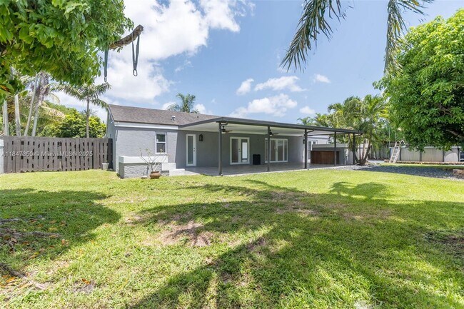 Building Photo - 15250 SW 154th Ave