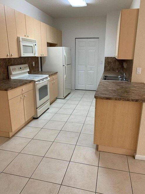 Building Photo - 3565 Forest Hill Blvd