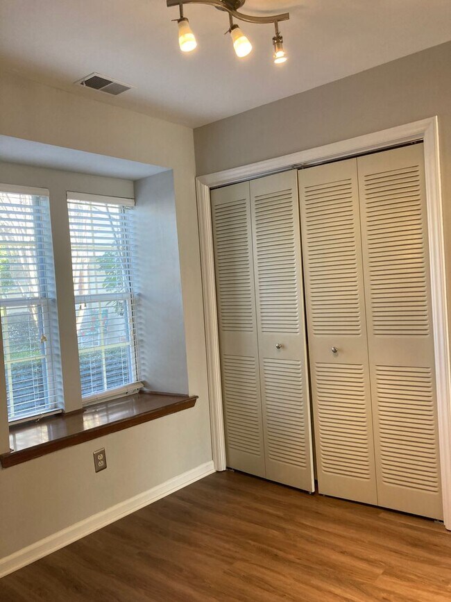 Building Photo - South Charlotte Townhome for Immediate Mov...