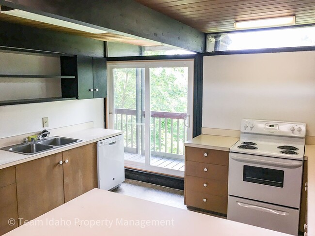 Building Photo - Taylor Ave Tri-Plex