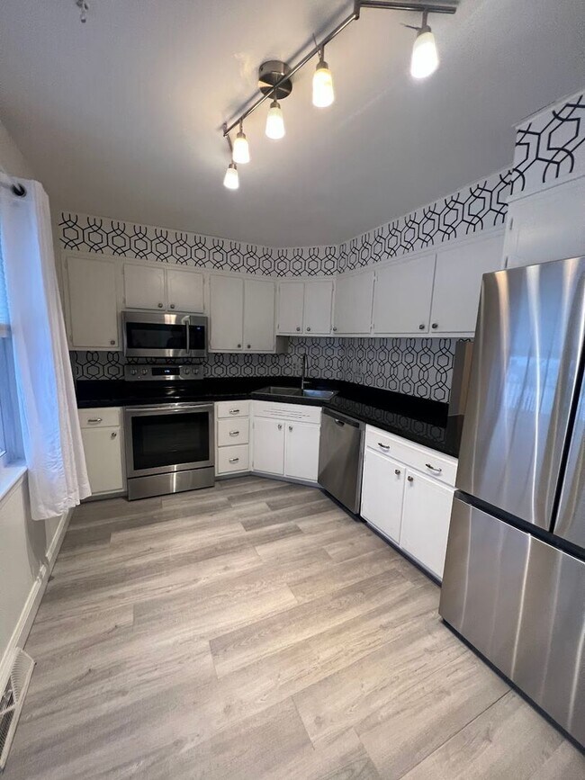 Building Photo - Now Available Spacious 3 Bedroom, 1.5 Bath Home