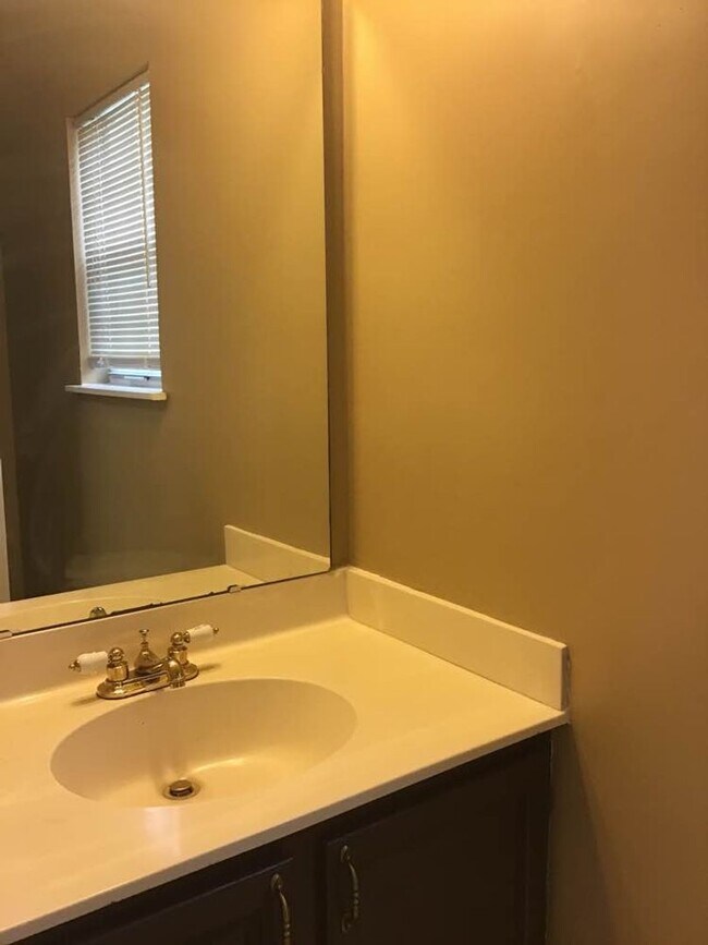 Building Photo - Room in 3 Bedroom Townhome at Cressingham Ct