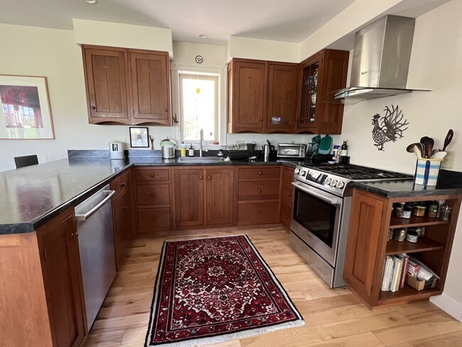 Dishwasher, fully equipped kitchen - 269 Merrill Rd