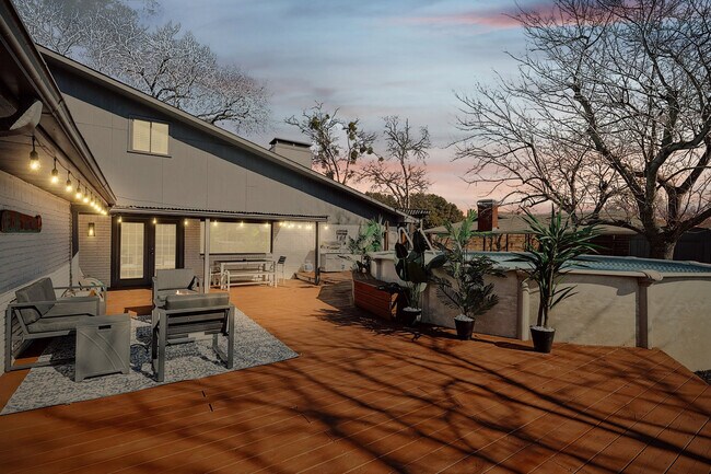 Building Photo - 313 Melorine Dr