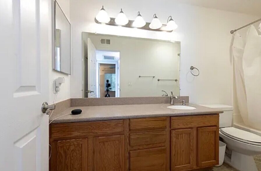 Building Photo - 2909 Huntington Blvd