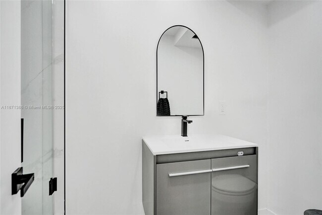 Building Photo - 1985 S Ocean Dr