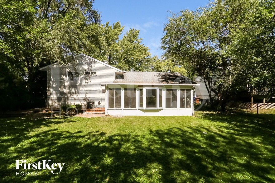 Building Photo - 235 E Wrightwood Ave