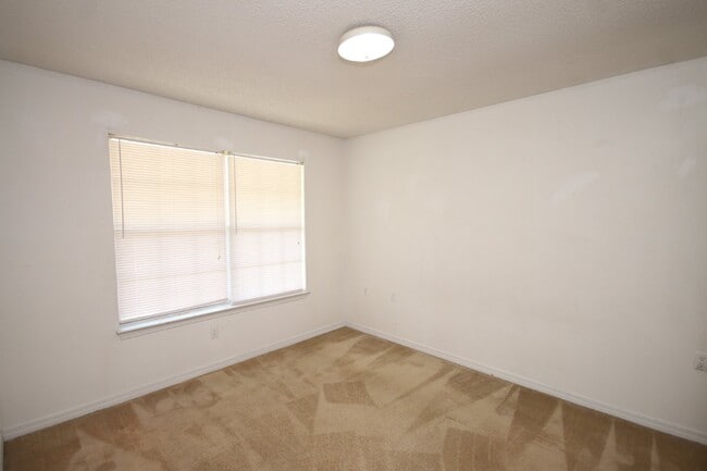 Building Photo - Northeast Pensacola 3/2 attached home for ...