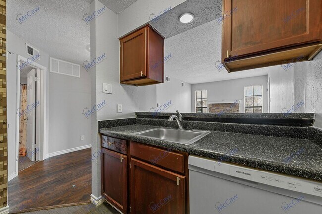 Building Photo - 9520 Royal Ln