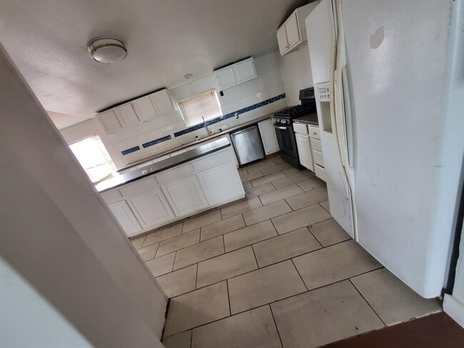 Building Photo - 15107 Pearce Ln