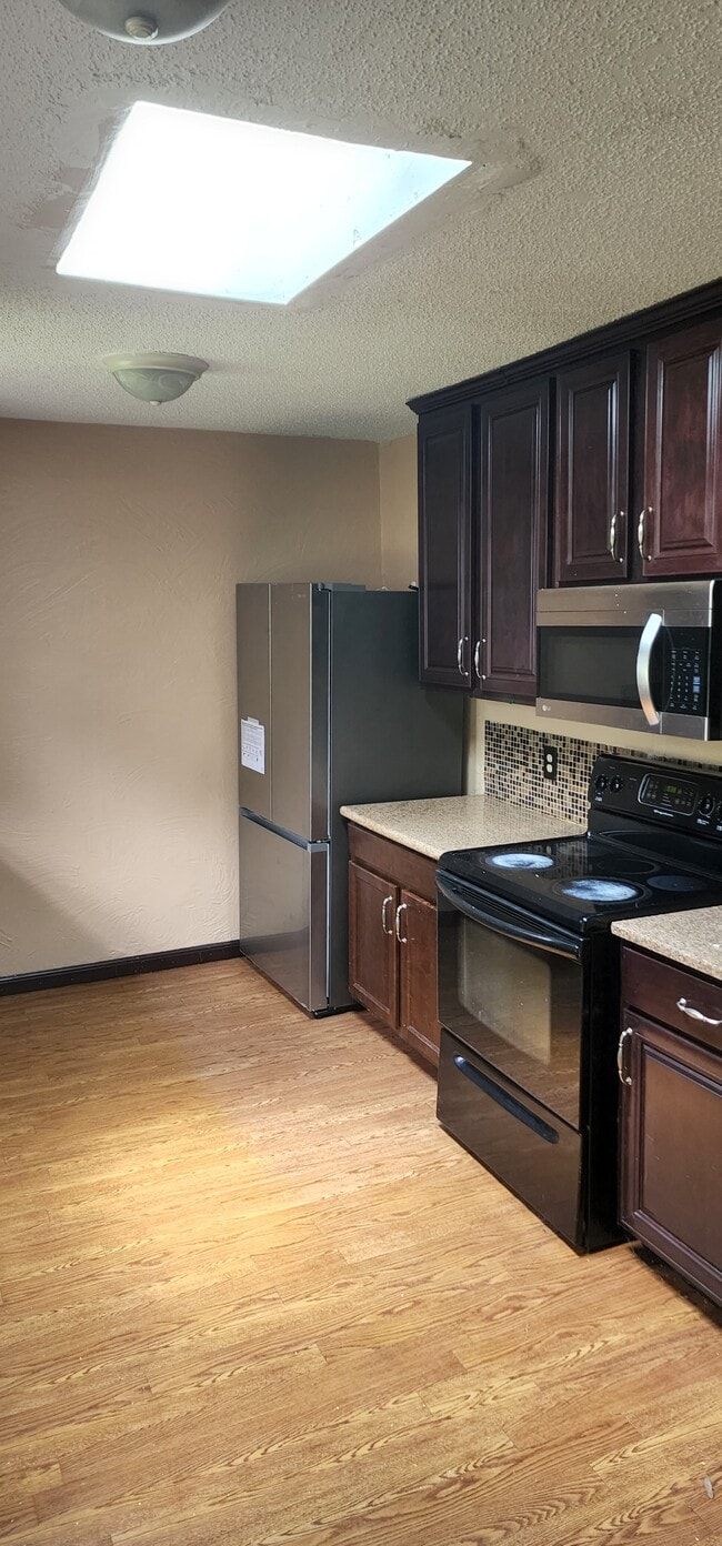 Building Photo - 5421 Parkview Dr