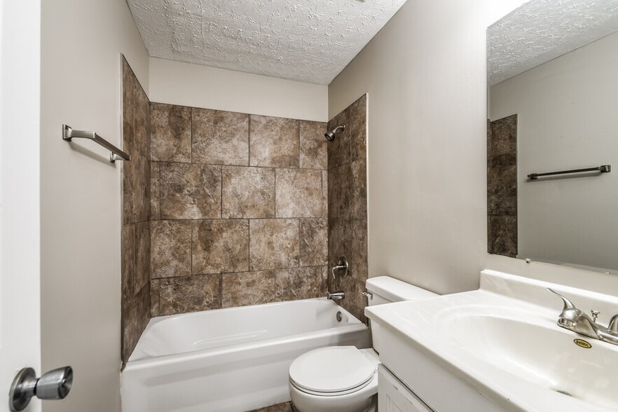 Building Photo - 8131 Sheroak Ct