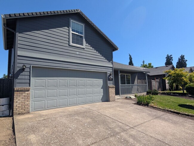 Building Photo - Great 3 bed/2bath home with bonus space and fenced in yard!