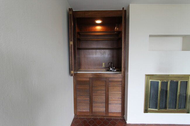 Building Photo - Epic REA: Top Floor 2 BR/2 BA Condo, Pano ...