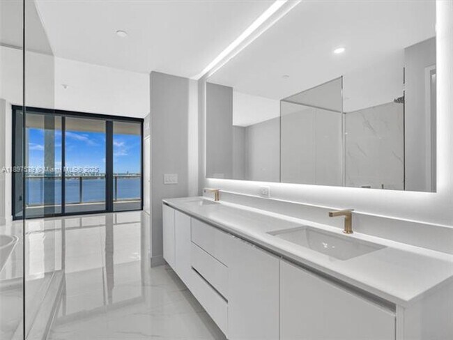 Building Photo - 700 NE 24th St