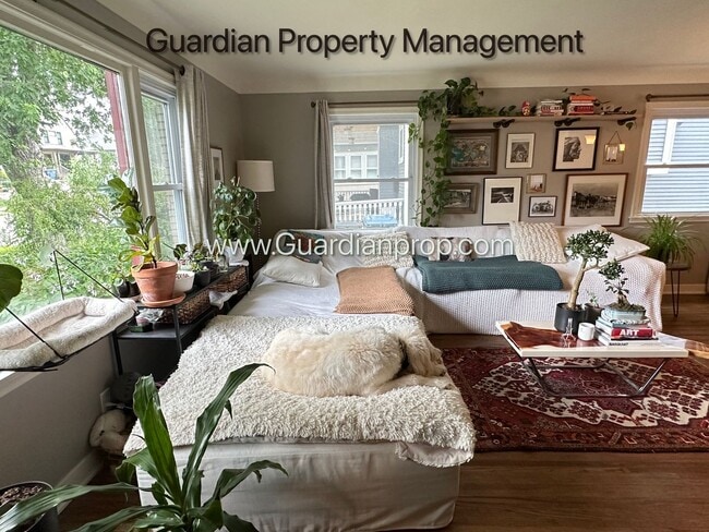 Building Photo - Linden Hills Upper Level Duplex, Fenced Yard, 1 Car Garage, Dishwasher, Storage, Laundry