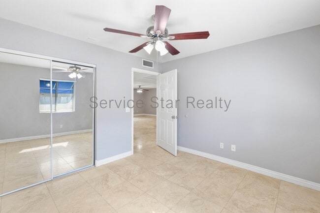 Building Photo - 220 N 22nd Pl