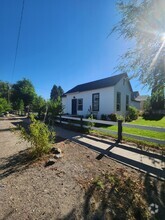 Building Photo - Rupert 6th St Cottage