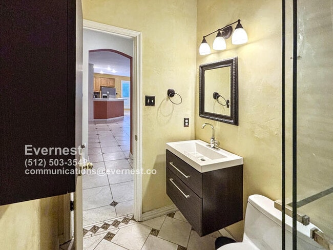 Building Photo - Spacious 5-Bedroom Retreat with Modern Com...