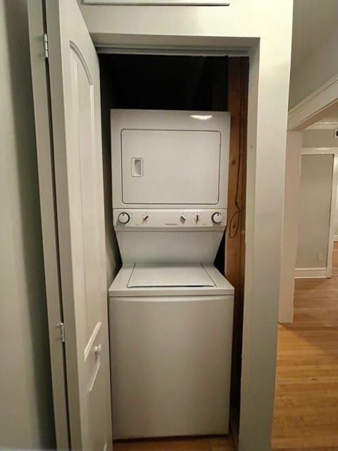 Building Photo - 908 W Waveland Ave