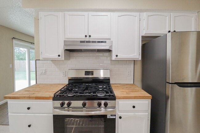 Building Photo - 3 bed/2bath! Fully remodeled!