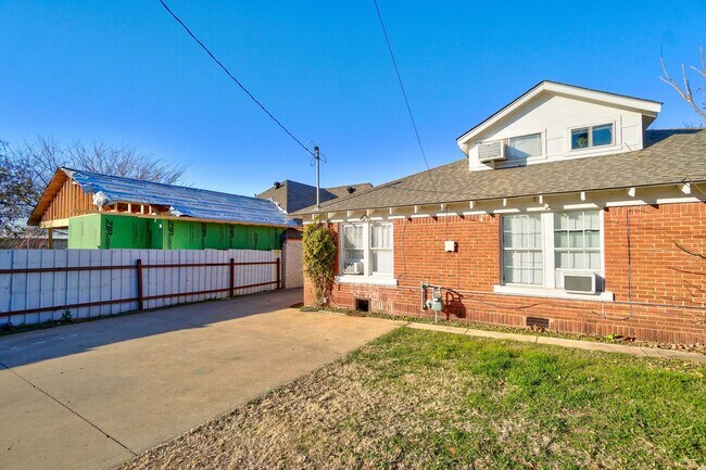 Building Photo - Cozy 1-Bedroom Home with W/D Connections Near Scissortail Park & Wheeler District!