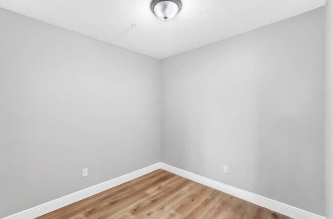 Building Photo - Newly Renovated Ground Floor Condo in Gate...