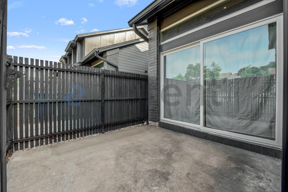 Building Photo - Unit B