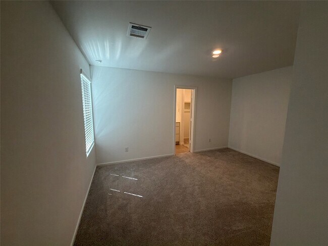 Building Photo - 930 Pertuso Ln