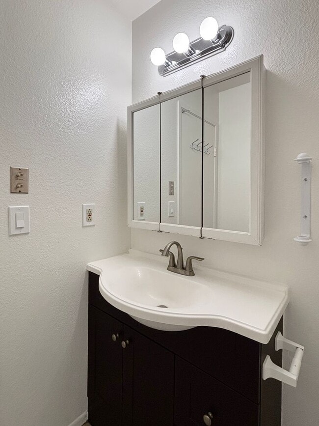 Building Photo - Charming 3BD/3BA Townhouse in University C...