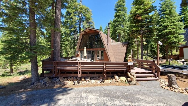 Building Photo - Spacious and Bright Cottage on Quiet Cul-d...