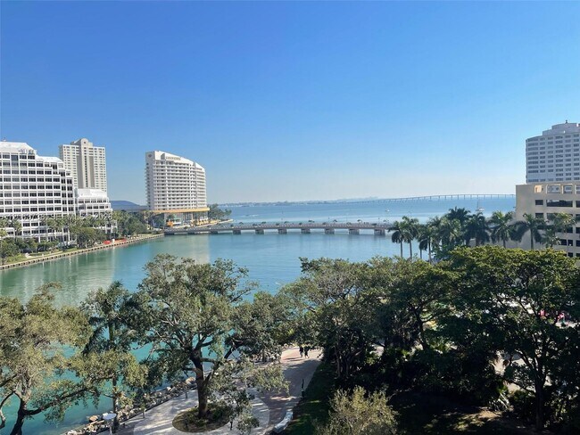 Building Photo - 495 Brickell Ave