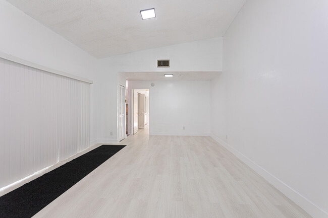 Building Photo - 202 Sparrow Dr