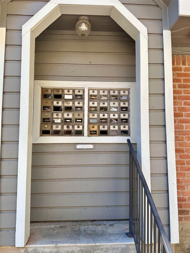 Building Photo - 2401 Sycamore Ave