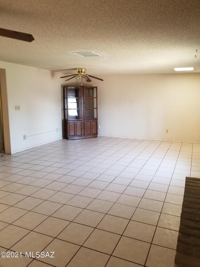 Building Photo - 1021 W Edgewater Dr