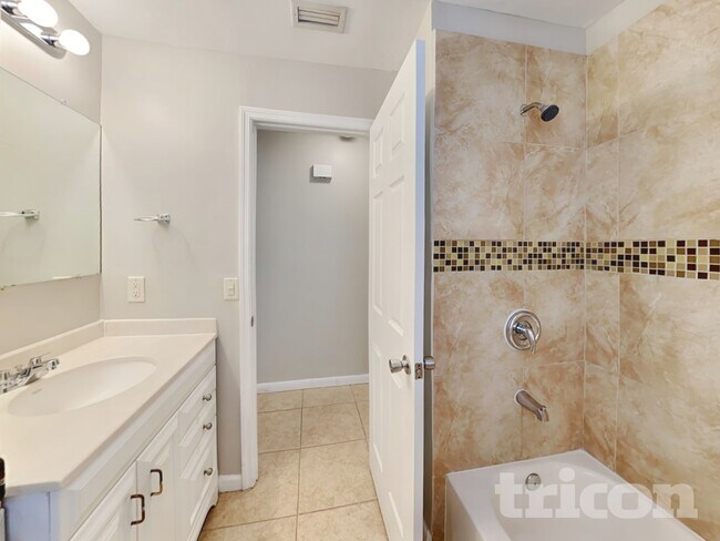 Building Photo - 818 Tarawood Ln