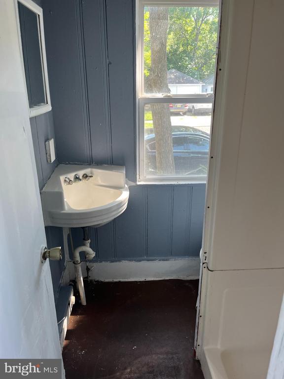 Building Photo - 170 S Giles St