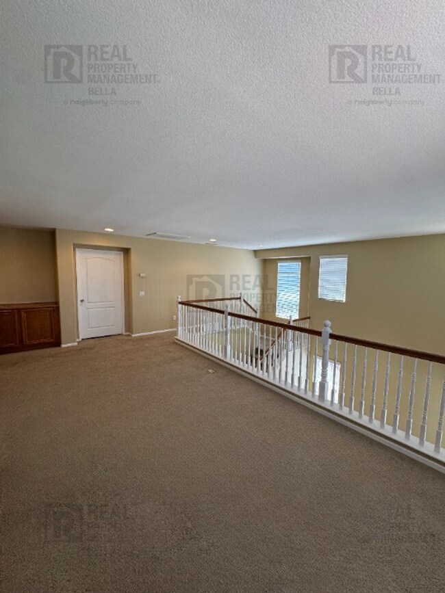 Building Photo - Ideal Layout! 4 Bedroom Home with Main Floor Bed/Bath & Open Loft