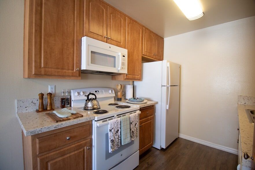 Building Photo - Gold Coast Apartments *First Month Free*